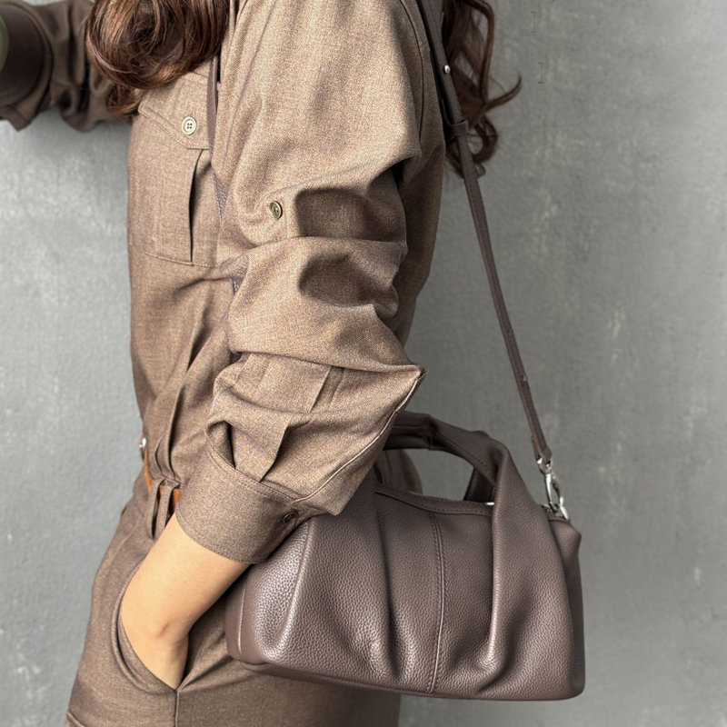 Custom Initials Leather Pillow - Luxury Bags In Japan บทวิจารณ์และราคา